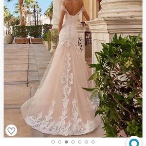 Only worn once and that was for my wedding. It’s like new. Size 10